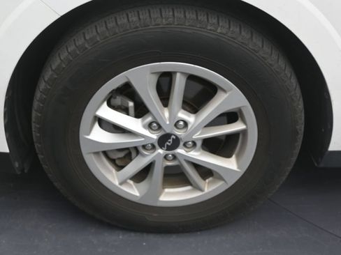 Used 2024 Kia Carnival LX FWD image 9