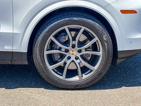 Used 2024 Porsche Cayenne AWD/4WD image 12