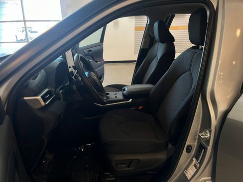 Used 2025 Toyota Highlander LE FWD image 28