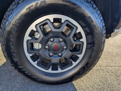 Used 2025 Toyota Tacoma TRD Off-Road image 12