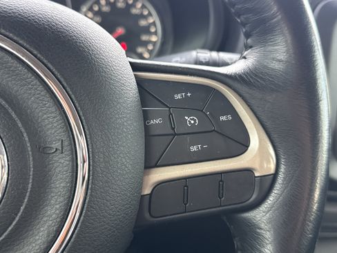 Used 2017 Jeep Renegade Latitude image 18