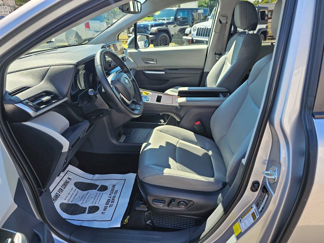 Used 2023 Toyota Sienna XLE FWD image 8