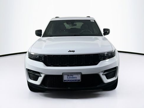 Used 2023 Jeep Grand Cherokee Altitude image 2