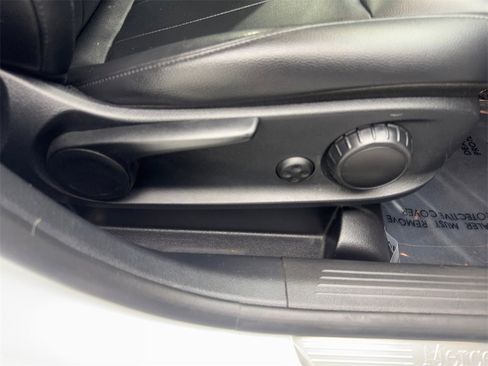 Used 2022 Mercedes-Benz GLB 250 w/ Premium Package Lite image 45