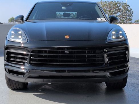 Certified 2023 Porsche Cayenne Platinum Edition w/ Premium Package image 6