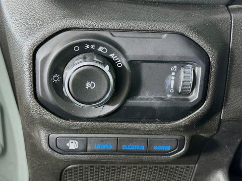 Used 2023 Jeep Wrangler Unlimited Sahara AWD/4WD image 16