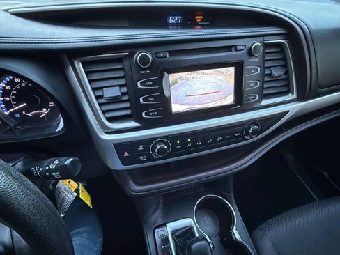 Used 2019 Toyota Highlander LE image 16