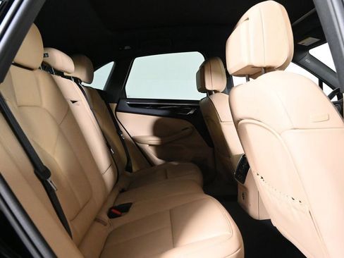 Certified 2024 Porsche Macan AWD/4WD image 19