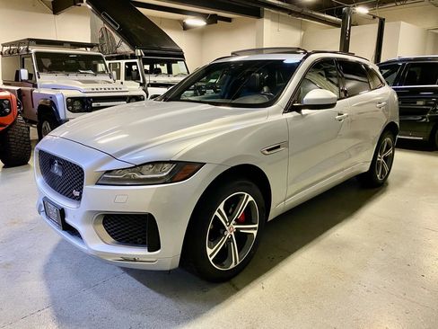 Used 2019 Jaguar F-PACE S image 4