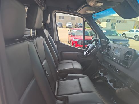 Used 2024 Mercedes-Benz Sprinter 2500 image 10
