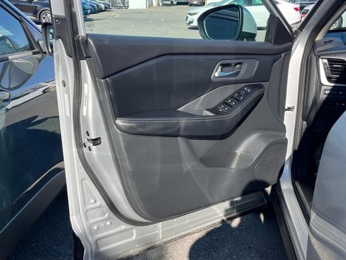 Used 2025 Nissan Rogue SV FWD image 18