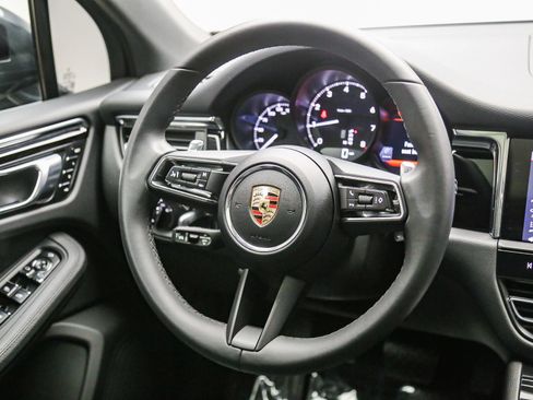Certified 2025 Porsche Macan AWD/4WD image 19