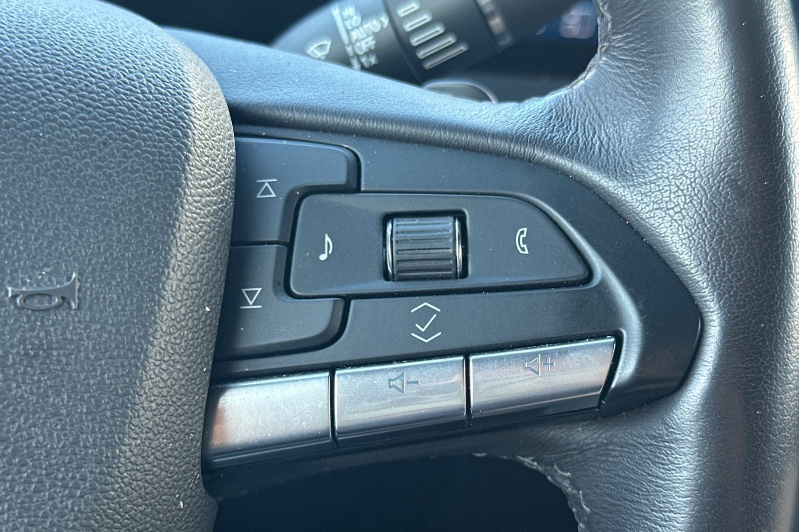 Certified 2025 Cadillac XT4 Premium Luxury FWD image 36