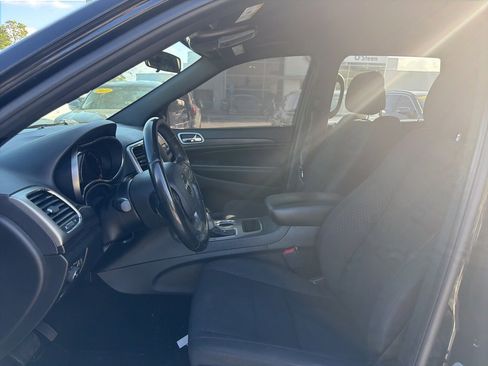 Used 2021 Jeep Grand Cherokee Laredo image 2