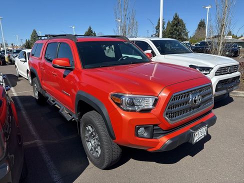 Used 2017 Toyota Tacoma TRD Off-Road image 2