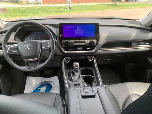 Used 2024 Toyota Grand Highlander AWD image 16