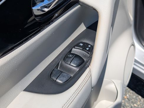 Used 2018 Nissan Rogue Sport SL w/ SL Premium Package FWD image 19