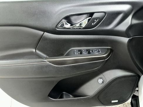 Used 2017 GMC Acadia SLE w/ Driver Alert Package I AWD/4WD image 11