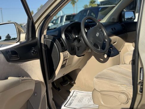 Used 2007 Hyundai Entourage Limited image 15