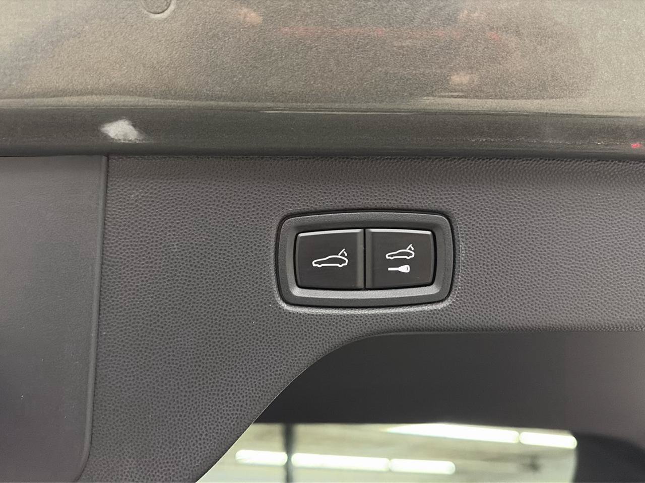 Used 2025 Porsche Macan Electric w/ Premium Package RWD image 28