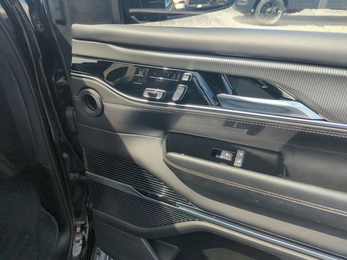 Used 2022 Jeep Grand Wagoneer Series II AWD/4WD image 38