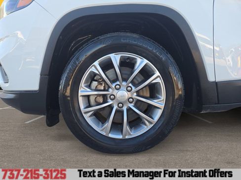 Used 2019 Jeep Cherokee Latitude Plus image 14
