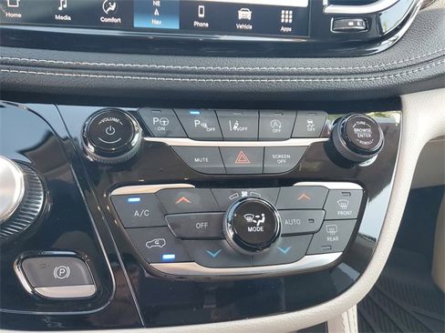 Used 2023 Chrysler Pacifica Limited image 30