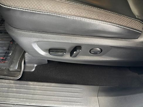 Used 2023 Nissan Pathfinder SL AWD/4WD image 13