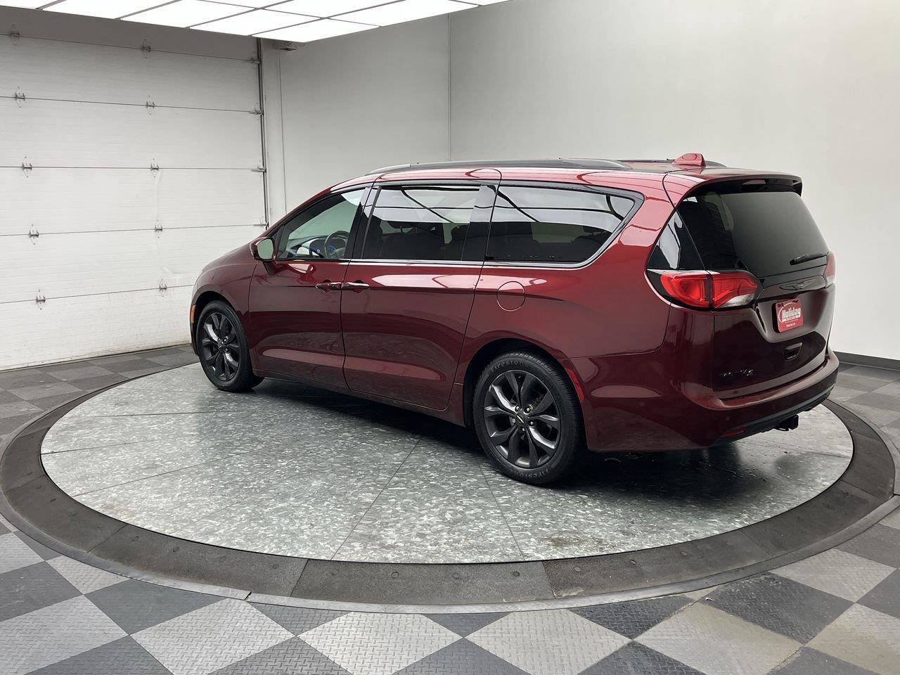 Used 2018 Chrysler Pacifica Touring-L Plus FWD image 2