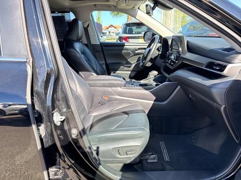 Used 2023 Toyota Highlander XLE AWD/4WD image 9