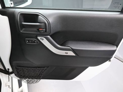 Used 2016 Jeep Wrangler Unlimited Sahara w/ Connectivity Group AWD/4WD image 34