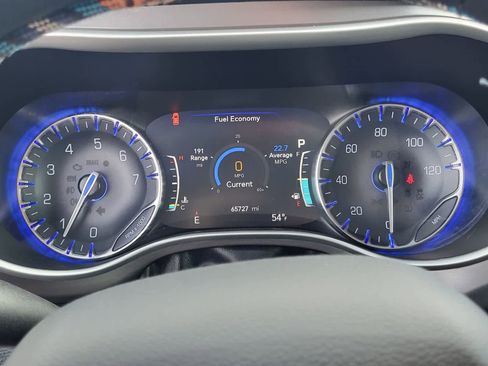Used 2021 Chrysler Pacifica Touring FWD image 16