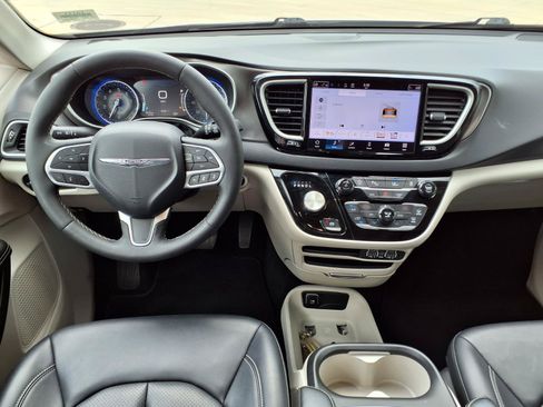 Used 2024 Chrysler Pacifica Touring-L FWD image 12