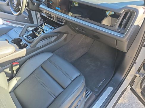 Certified 2025 Porsche Cayenne Coupe image 19