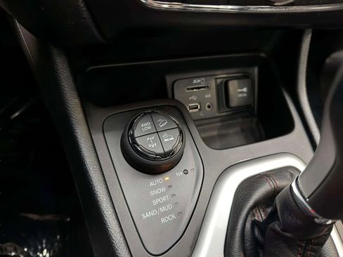 Used 2018 Jeep Cherokee Trailhawk image 24