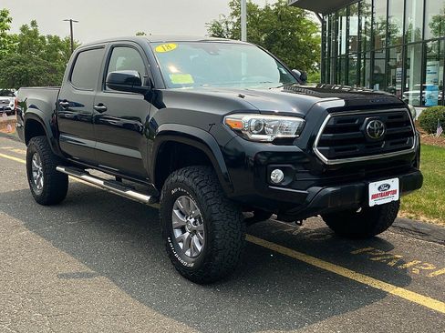 Used 2018 Toyota Tacoma SR5 AWD/4WD image 4