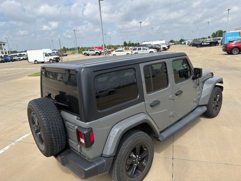 Used 2018 Jeep Wrangler Unlimited Sahara AWD/4WD image 3