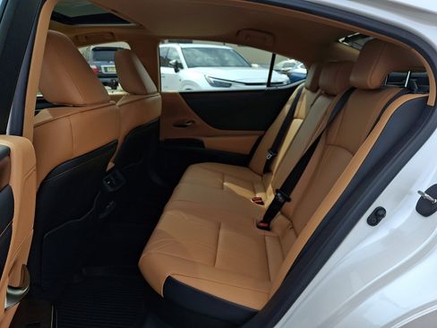 Certified 2025 Lexus ES 300h w/ Technology Package image 11