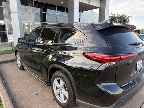 Used 2021 Toyota Highlander LE FWD image 2