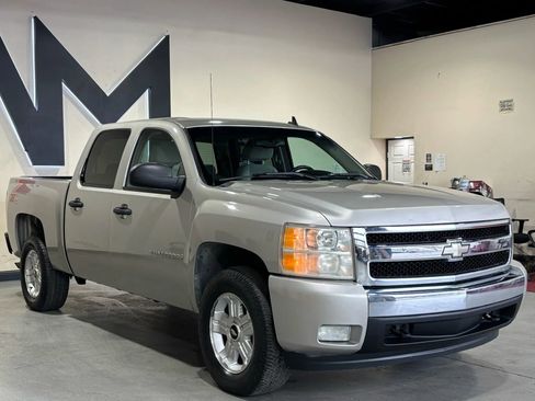 Used 2007 Chevrolet Silverado 1500 LT w/ 1LT Convenience Package AWD/4WD image 3