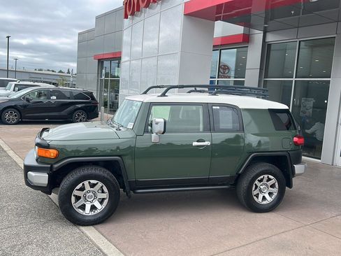 Used 2014 Toyota FJ Cruiser 4WD w/ Convenience Package image 3
