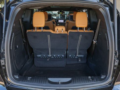 Used 2023 Chrysler Pacifica Pinnacle FWD image 36