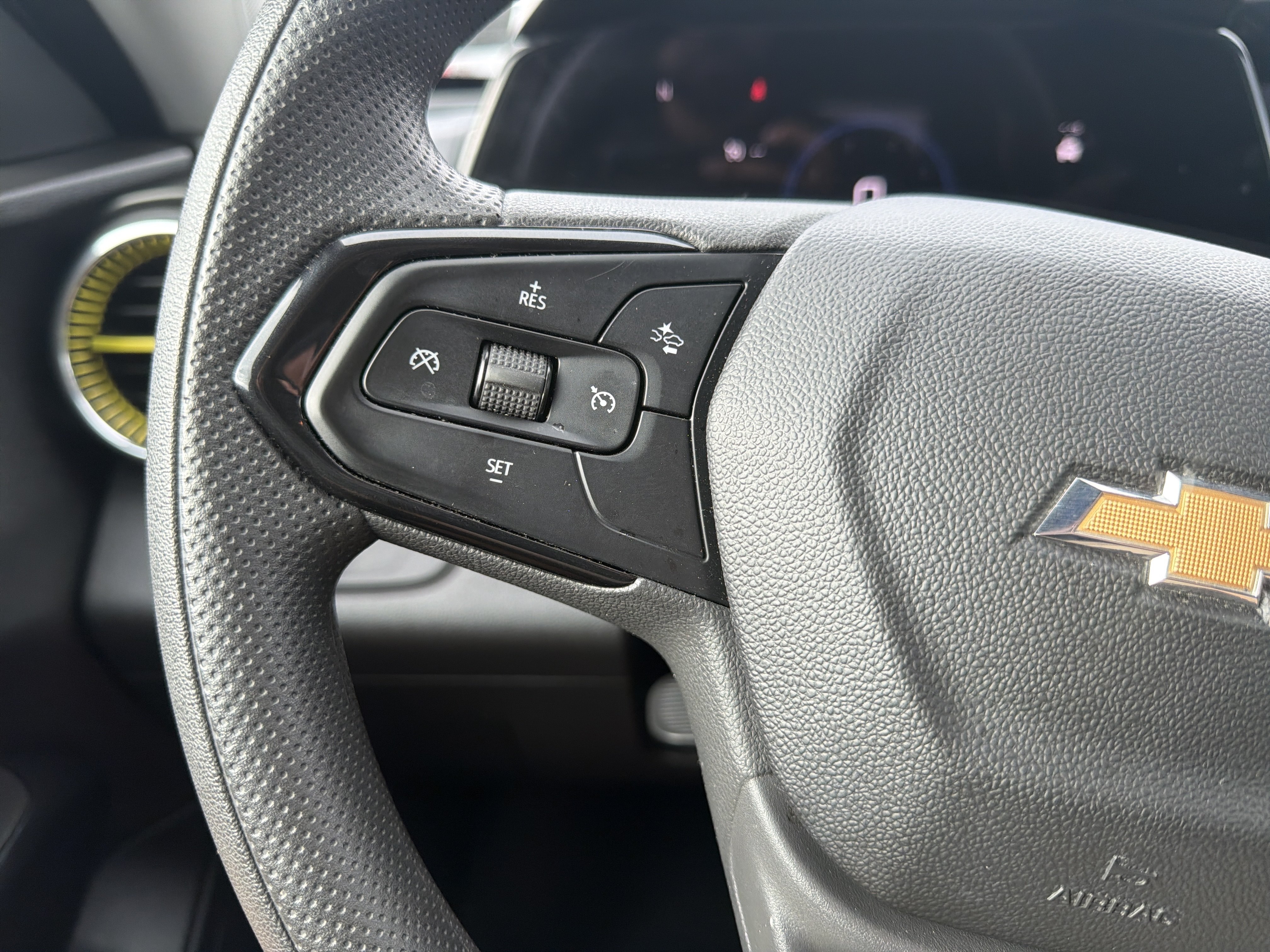 Used 2025 Chevrolet Trax LT FWD image 18