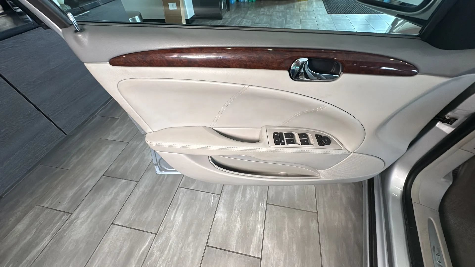 Used 2010 Buick Lucerne CX FWD image 34