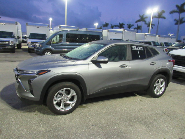 Used 2026 Chevrolet Trax LS w/ LS Convenience Package FWD image 3