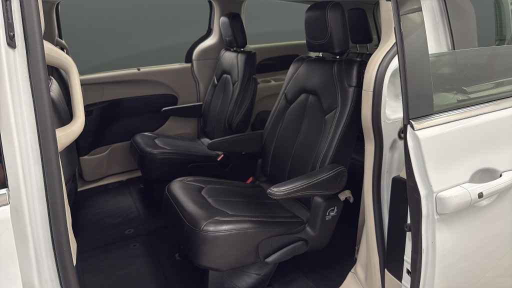 Used 2024 Chrysler Pacifica Touring-L FWD image 23