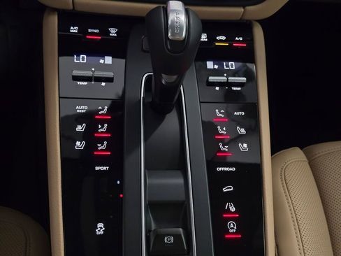 Certified 2025 Porsche Macan AWD/4WD image 17