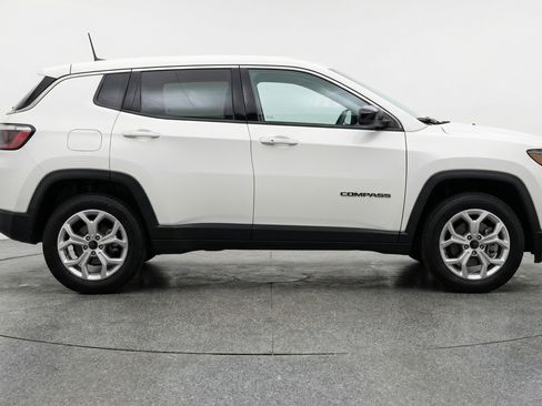 Used 2025 Jeep Compass Latitude AWD/4WD image 11