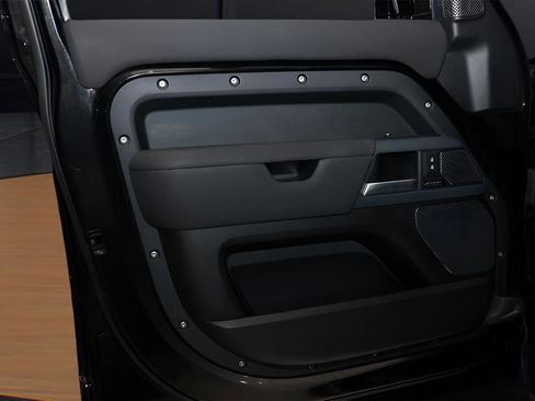 Used 2023 Land Rover Defender 110 X-Dynamic SE image 29