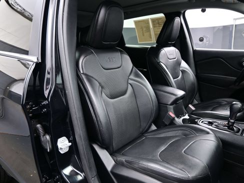 Used 2019 Jeep Cherokee Limited w/ Luxury Group AWD/4WD image 14